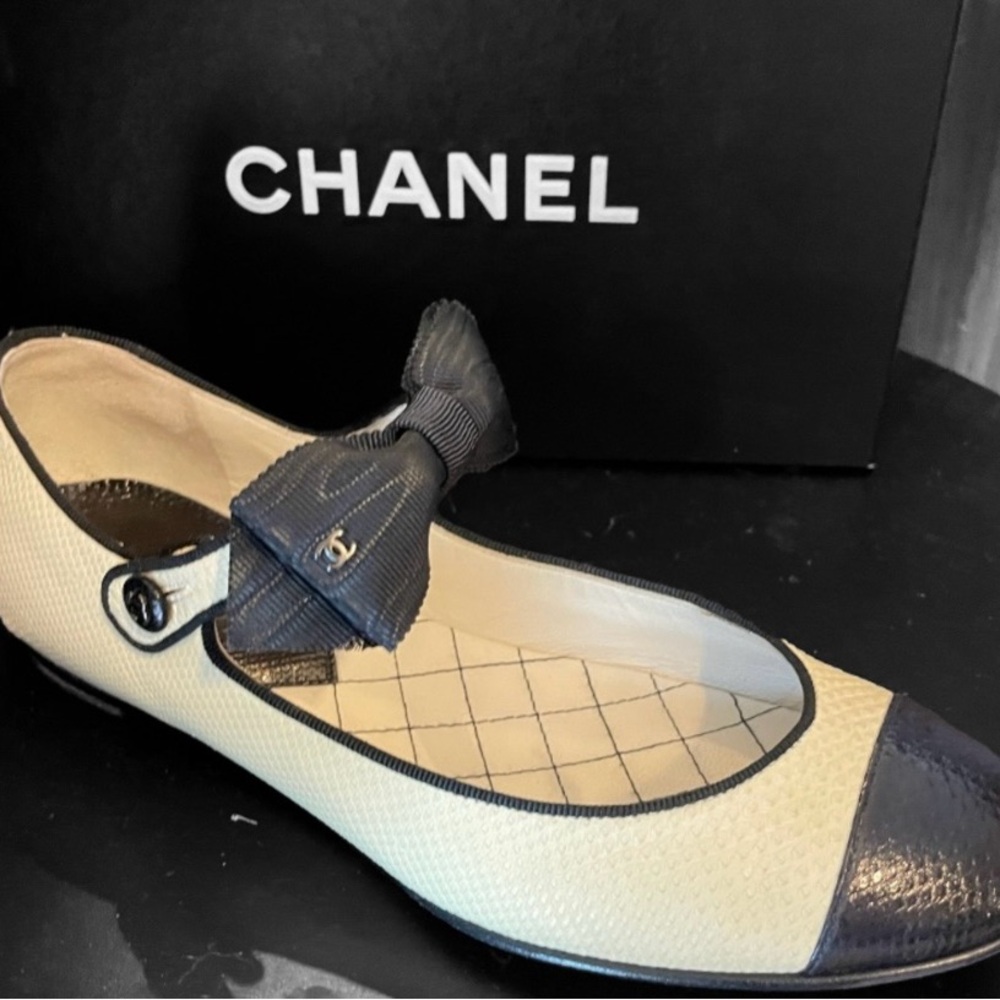 CHANEL Women's Two-Tone Flats with Bow Accent